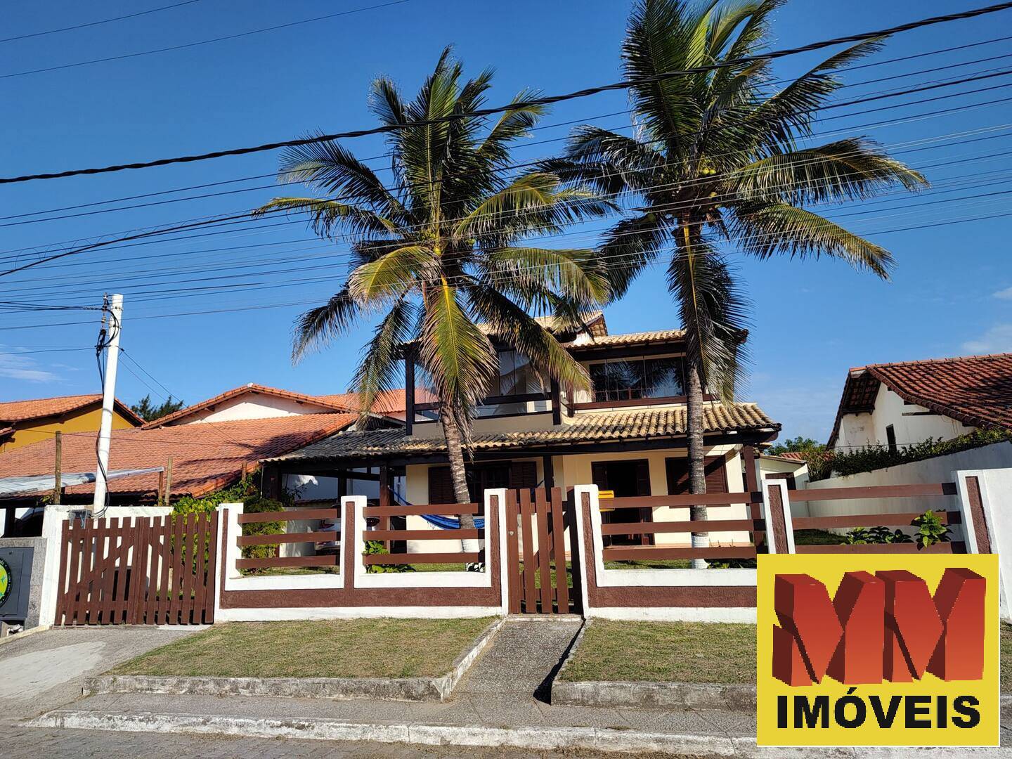 Casa à venda com 3 quartos, 221m² - Foto 1